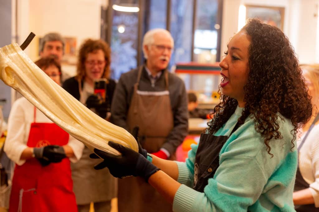 Grupo de adultos participando en un taller artesanal de caramelos en Çukor Barcelona