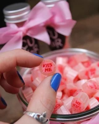 El regalo perfecto para este 14 de febrero. 💗

Caramelo personalizado “KISS ME” 

¡Ven por el tuyo a la tienda! 📍ÇUKOR Carrer del Palau 5, Ciutat Vella. Barcelona 

#sanvalentin #valentines #coquette #barcelona #candyshop #handmade #candy
