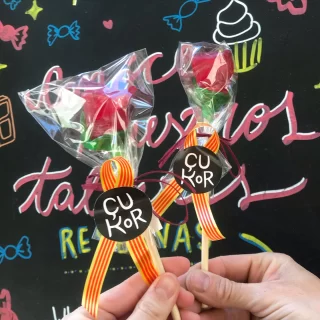 ¡Ya estamos listos para Sant Jordi! 🌹💞📔 Rosas hechas de caramelo 🌹 ¡El mejor regalo! Disponibles en tienda. 

📍 Carrer del Palau 5, Ciutat Vella 

Disponibles hasta agotar existencias. 

#chocolate #chocolovers #chocolatesbarcelona #dulces #dulcería #hechoamanoconamor #tallerchocolateria #xocolata #experience #barcelonatravel #tallerparaniños #tallerparaniñosyniñas #tallerfamiliar #barriogótico #caramelo #caramelo🍬 #carameloshop❤️️