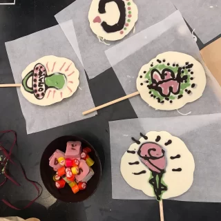 ¡Unas piruletas que hicimos en nuestro taller de chocolatería para niños y familia! 
⭐️🥰💝 

Te esperamos este fin de semana! Reservas en nuestra página web. Link en la biografía 

#chocolate #chocolovers #chocolatesbarcelona #dulces #dulcería #hechoamanoconamor #tallerchocolateria #xocolata #experience #barcelonatravel #tallerparaniños #tallerparaniñosyniñas #tallerfamiliar #barriogótico