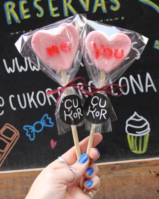 ¡Ya tenemos piruletas de corazón para este 14 de febrero! 

Ven a la tienda por la tuya 💗🫶🏻

@cukorbarcelona 📍