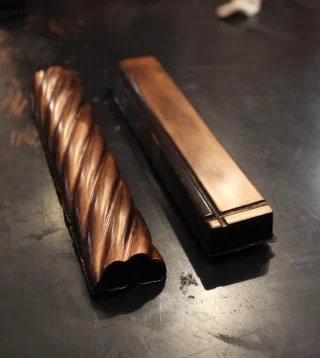 Imagina llevar unos lingotes de oro puro (chocolate) a una cena con amigos. ¡Delicioso! 🍫🍫🍫
En nuestro taller de bombonería aprenderás a hacer un turrón de chocolate relleno de ganache, personalizado a tu gusto. 

Puedes reservar en nuestra página web! Ven solo o acompañado de familia y amigos. 

#talleresbarcelona #chocolateria #candyshop #chocolate #handmade #personalizados #tallerfamiliar #barcelonafood